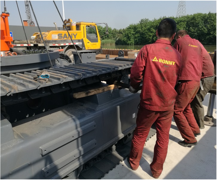 挖掘机安装.jpg 挖掘机安装.jpg