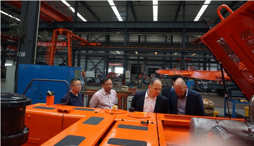 1564626957677535.jpg 邦立重机外商参观.jpg