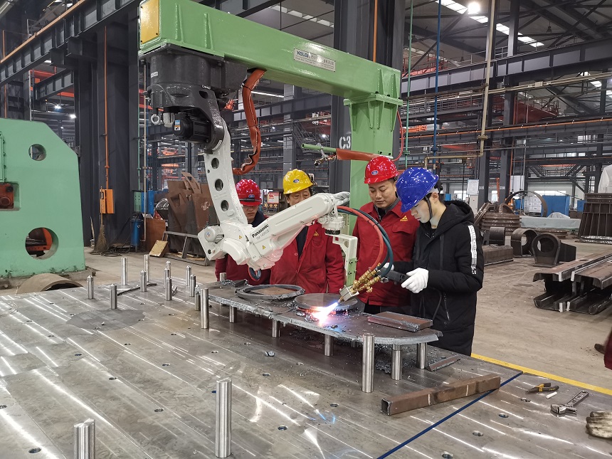 抓钢机、抓料机、挖掘机、报废汽车拆解机加工设备.jpg 抓钢机、抓料机、挖掘机、报废汽车拆解机加工设备.jpg