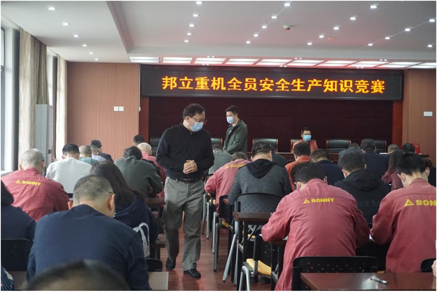 挖掘机、抓料机、抓钢机、报废汽车拆解机安全生产知识竞答.jpg 挖掘机、抓料机、抓钢机、报废汽车拆解机安全生产知识竞答.jpg