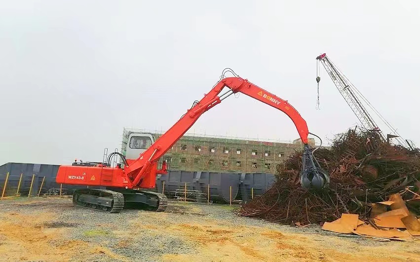 抓钢机作业现场.jpg 抓钢机作业现场.jpg