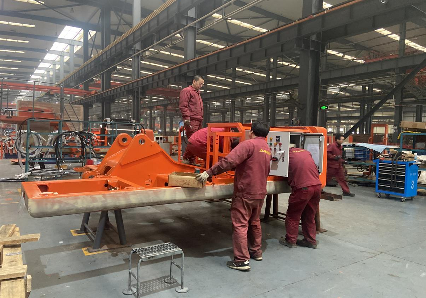 工人师傅们忙碌的身影.png 工人师傅们忙碌的身影.png