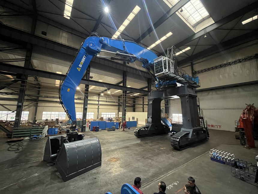 门座式抓料机.png 门座式抓料机.png