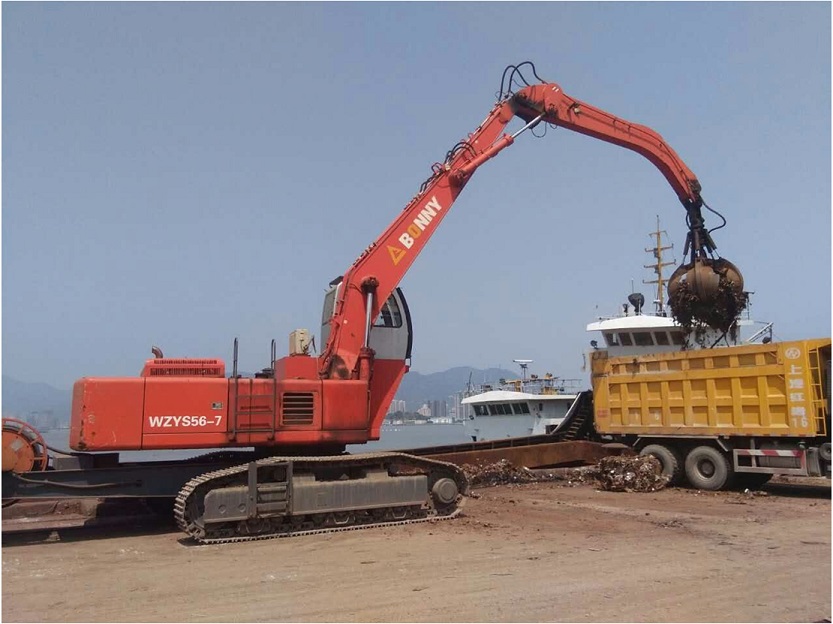 邦立重机双动力抓料机抓钢机助力福建码头废钢转运